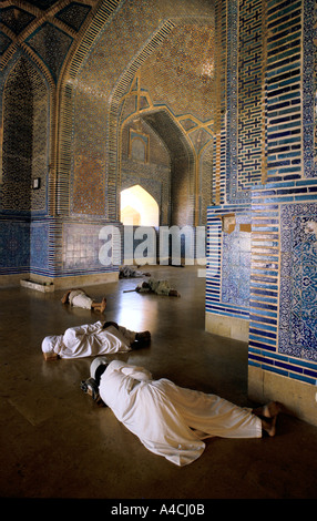 Gente che dormiva attraverso il calore del giorno nel Shah Jehan moschea, Thatta, Pakistan Foto Stock