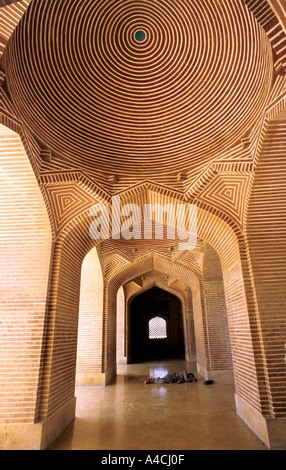 Gente che dormiva attraverso il calore del giorno nel Shah Jehan moschea, Thatta, Pakistan Foto Stock