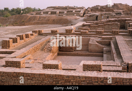 Imran Khan, cricketer, siede nelle rovine del grande bagno nella città antica di Mohenjudaro, Pakistan, 1990. Foto Stock