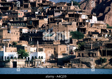 Gli edifici del villaggio nestle in le ripide pareti del Indus River Valley vicino a Kalabagh Punjab, Pakistan. Foto Stock