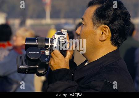 Turista giapponese di scattare foto da Buckingham Palace, London Inghilterra England Foto Stock