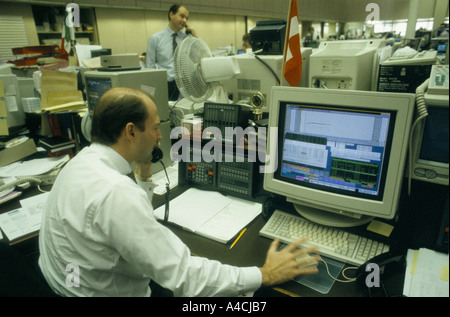 Il trading floor london 1994 un broker colloqui sul telefono nella parte anteriore dello schermo del computer Foto Stock