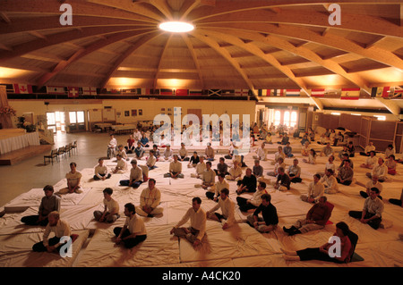 Una meditazione del mattino nella MAHARISHI cupola dorata, SKELMERSDALE, Lancashire, Inghilterra 1989. Foto Stock