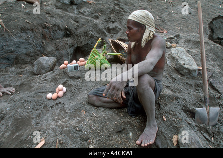 Phillip un nativo Matupit Islander prende una pausa durante i suoi scavi per Megapodes uova ai piedi del monte Vulcano Tuvurvur Foto Stock