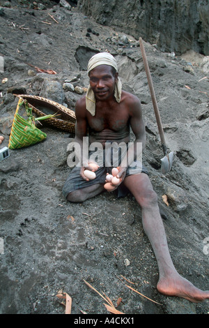 Phillip un nativo Matupit Islander prende una pausa durante i suoi scavi per Megapodes uova ai piedi del monte Vulcano Tuvurvur Foto Stock