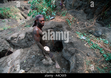 Un nativo Matupit Islander prende una pausa da scavo uova Megapodes ai piedi del monte Vulcano Tuvurvur Foto Stock