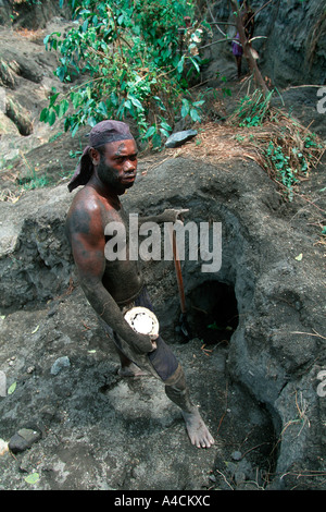 Un nativo Matupit Islander prende una pausa da scavo uova Megapodes ai piedi del monte Vulcano Tuvurvur Foto Stock