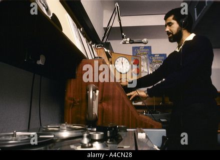 La registrazione di una voce per la lingua spagnola servizio della BBC World Service a Bush House Londra nel 1987 Foto Stock
