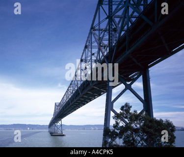 Oakland Bay Bridge, Eastern Span, San Francisco, CA, 1936. Dopo aver sostituito le parti crollate nel terremoto del 1989. Foto Stock