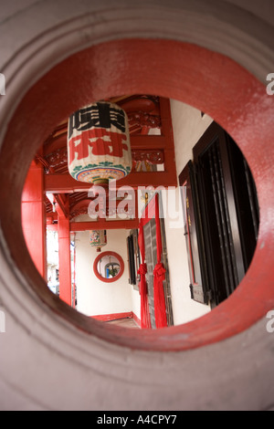 Malesia Malacca Jalan Tun Tan Cheng Lock facciata della casa attraverso la finestra circolare Foto Stock