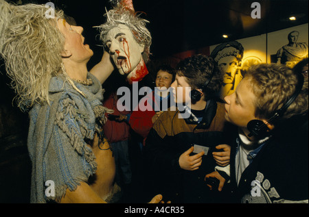 I bambini guardando il display del druido rituali, uomo con una testa di spurgo. Le Bianche scogliere di esperienza, Dover, Inghilterra, marzo 1994 Foto Stock