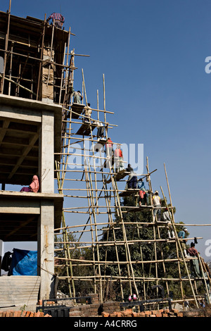 Impalcature di bambù su una casa in costruzione a Kathmandu in Nepal Foto Stock