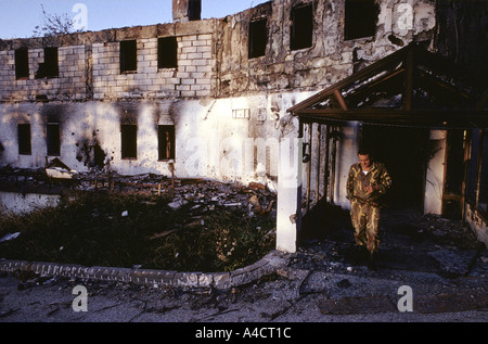 Soldati serbi uomo il serbo-bosniaco linea anteriore posizione vicino Lukavica guardando oltre la città di Sarajevo, Settembre 1992 Foto Stock