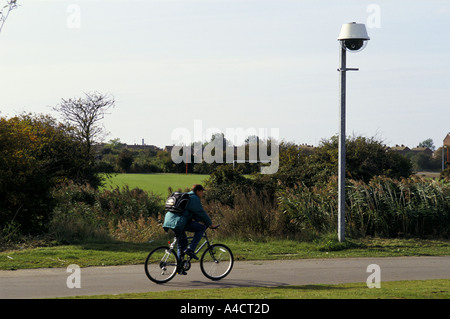 Uomo in bicicletta sul sentiero nel Parco, catturati in TV le telecamere di sorveglianza, King's Lynn, 1994, Foto Stock