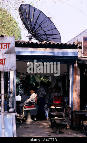 'Media invasione IN INDIA", SCENA nella città di Delhi che mostra le antenne paraboliche., 1994 Foto Stock