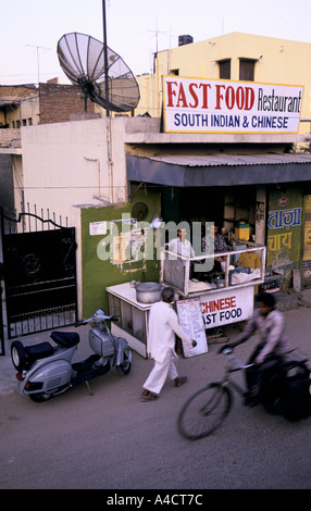 'Media invasione IN INDIA", SCENA nella città di Delhi che mostra le antenne paraboliche., 1994 Foto Stock