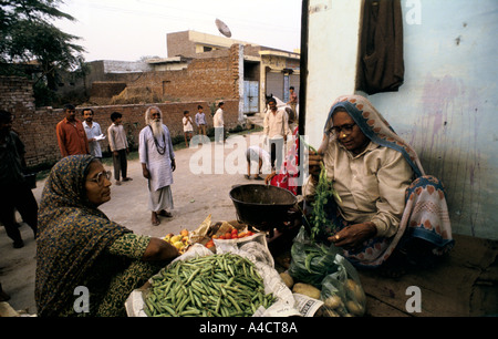 'Media invasione IN INDIA", di scena in KHANSA con antenne paraboliche, 1994 Foto Stock