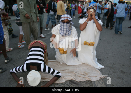 Beffarda preghiere islamiche durante il carnevale Sal Santa Maria Foto Stock