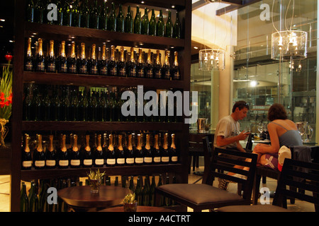 Sala Degustazione vini a Graham Beck Franschhoek Western Cape Sud Africa uno stato dell'arte cantina nel Franschhoek valley Foto Stock