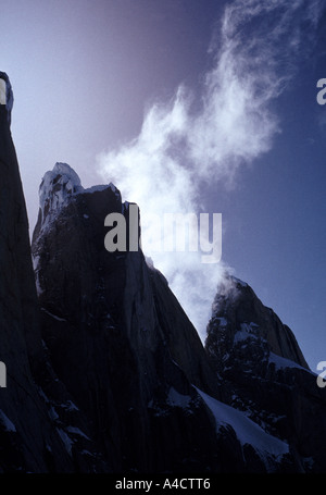 Le nubi sulla Torre Egger. Torre Egger è il vicino monte di maggiore è il Cerro Torre in Patagonia, Argentina. Dicembre, 1992. Foto Stock