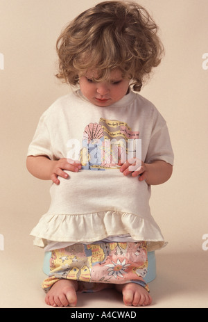 Bambino seduto su un vasino Foto Stock