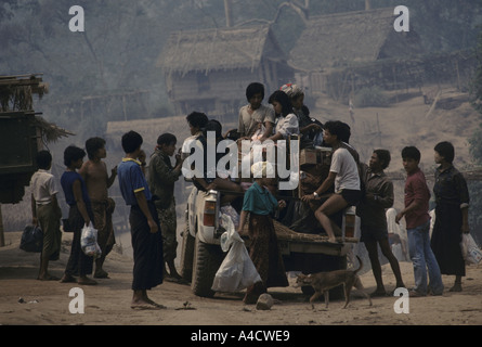 La Birmania confine tailandese, 1992: Dopo l'esercito birmano attacca migliaia di Karen Mon rifugiati hanno attraversato il confine della Thailandia. Nuovi arrivi Foto Stock