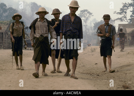 La Birmania confine tailandese, 1992: Dopo l'esercito birmano attacca migliaia di Karen Mon rifugiati hanno attraversato il confine della Thailandia. Gli uomini a piedi. Foto Stock