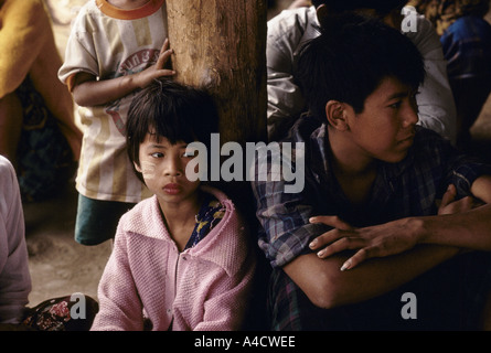 La Birmania confine tailandese, 1992: Dopo l'esercito birmano attacca migliaia di Karen Mon rifugiati hanno attraversato il confine della Thailandia. Bambini seduti. Foto Stock