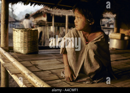 La Birmania confine tailandese, 1992: Dopo l'esercito birmano attacca migliaia di Karen Mon rifugiati hanno attraversato il confine della Thailandia. Una giovane ragazza guarda Foto Stock