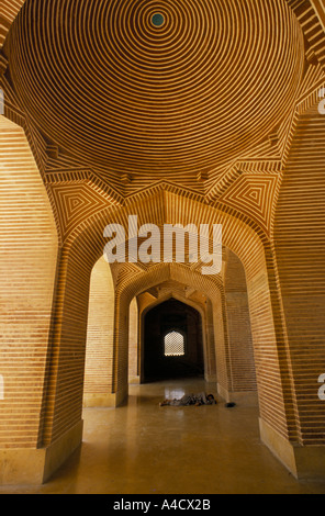 Gente che dormiva attraverso il calore del giorno nel Shah Jehan moschea, Thatta, Pakistan Foto Stock