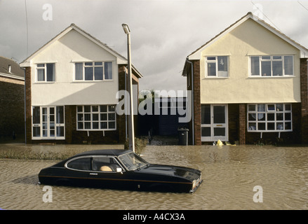 Un acqua nera registrati ford capri si trova in una strada allagata dopo venti di tempesta ha causato la parete del mare a Towyn da rompere Foto Stock