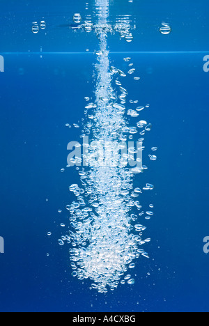 Getto d'acqua produce molte bolle di aria Foto Stock