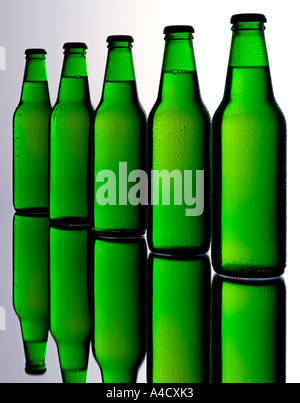 Cinque verde bottiglie di birra Foto Stock