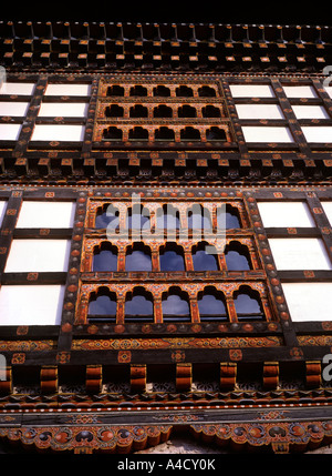 Il Bhutan Paro Gantey Palace Hotel intagliato dipinto di windows Foto Stock