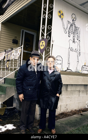 Bella e di Elio Spinosa al di fuori della loro casa. Elio soffre di leucemia. Canonsburg, Pennsylvania, USA, 1984 Foto Stock