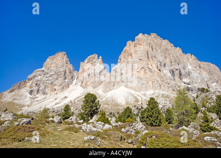 Le montagne Grohmannspitze, Fuenffingerspitze (2998 m) e Langkofeleck visto dalla Sellajoch Foto Stock