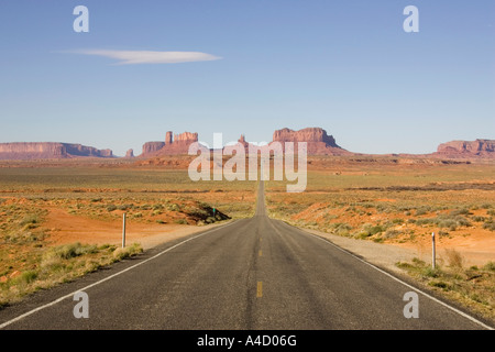 Noi 163 che conduce attraverso la Monument Valley, Arizona, Stati Uniti d'America Foto Stock