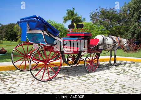 Cavallo e aprire carrello superiore, un taxi cubano, Guardalavaca, provincia di Holguin, Cuba Foto Stock