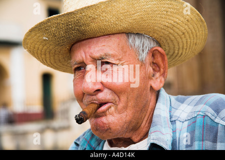 Il vecchio uomo di fumare un sigaro, Trinidad, Sancti Spiritus Provincia, Cuba Foto Stock