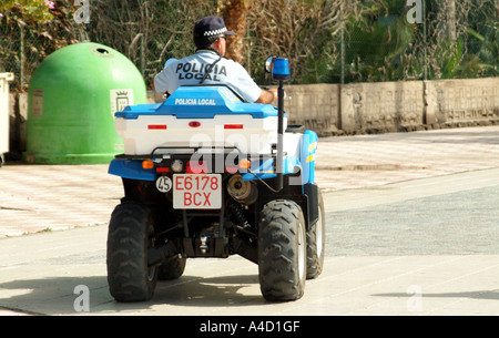 La polizia moto quad pattuglie area spiaggia Los Cristianos Tenerife Isole Canarie Spagna Foto Stock