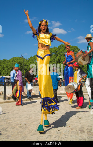 Signora giovane camminando su palafitte, artigiani mercato vicino a Plaza de Armas, Havana, La Habana Vieja, Cuba Foto Stock