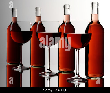 Vino rosso bicchieri e bottiglie Foto Stock