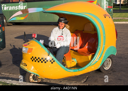 Giallo a tre ruote taxi parcheggiato sulla strada, Havana, Cuba Foto Stock