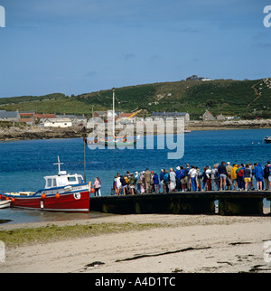 Inter island ferry sulla banchina su Bryher nelle isole Scilly south western England Regno Unito Regno Unito Foto Stock