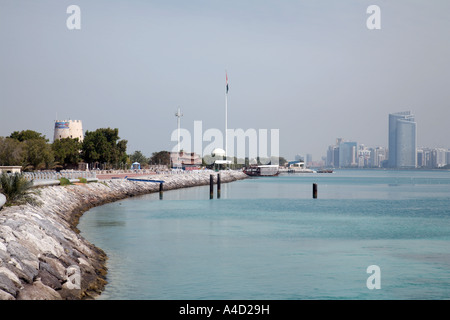 Vista lungo la costa verso la bandiera, citta' di Abu Dhabi, Emirati arabi uniti Foto Stock