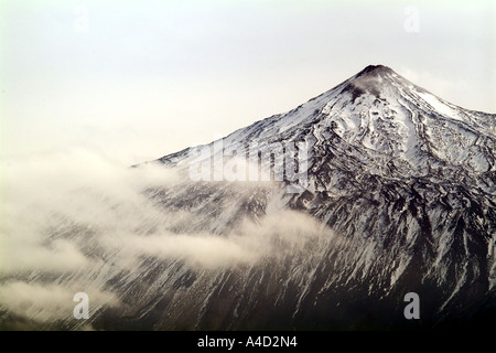 Nuvole raccogliendo attorno a Snow capped vetta del monte Teide Tenerife Canarie Spagna Foto Stock