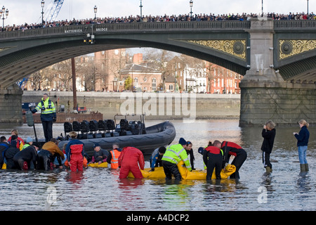 La folla guarda Thames Whale tentativo di salvataggio - Wandsworth - Londra Foto Stock