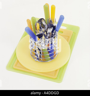 Close-up di plastica colorata-gestite le posate in acciaio inossidabile titolare su vassoi di plastica Foto Stock