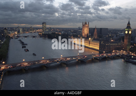 Tramonto sul Fiume Tamigi con viste del case illuminate del Parlamento e il Big Ben, London, Regno Unito Foto Stock