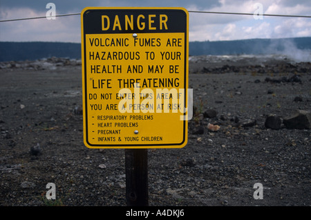 Un segno avverte del pericolo dell'attività vulcanica nel Parco Nazionale dei Vulcani delle Hawaii,, STATI UNITI D'AMERICA Foto Stock